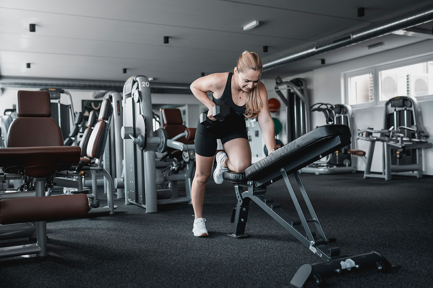 Fitnessstudio in Sennwald – Frau trainiert mit Kurzhanteln