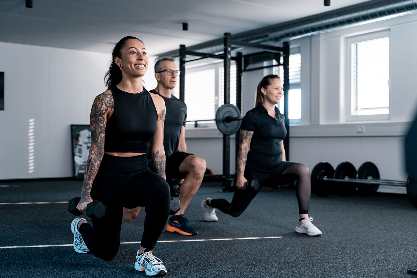Ausfallschritt mit Kurzhantel beim Kleingruppen Training