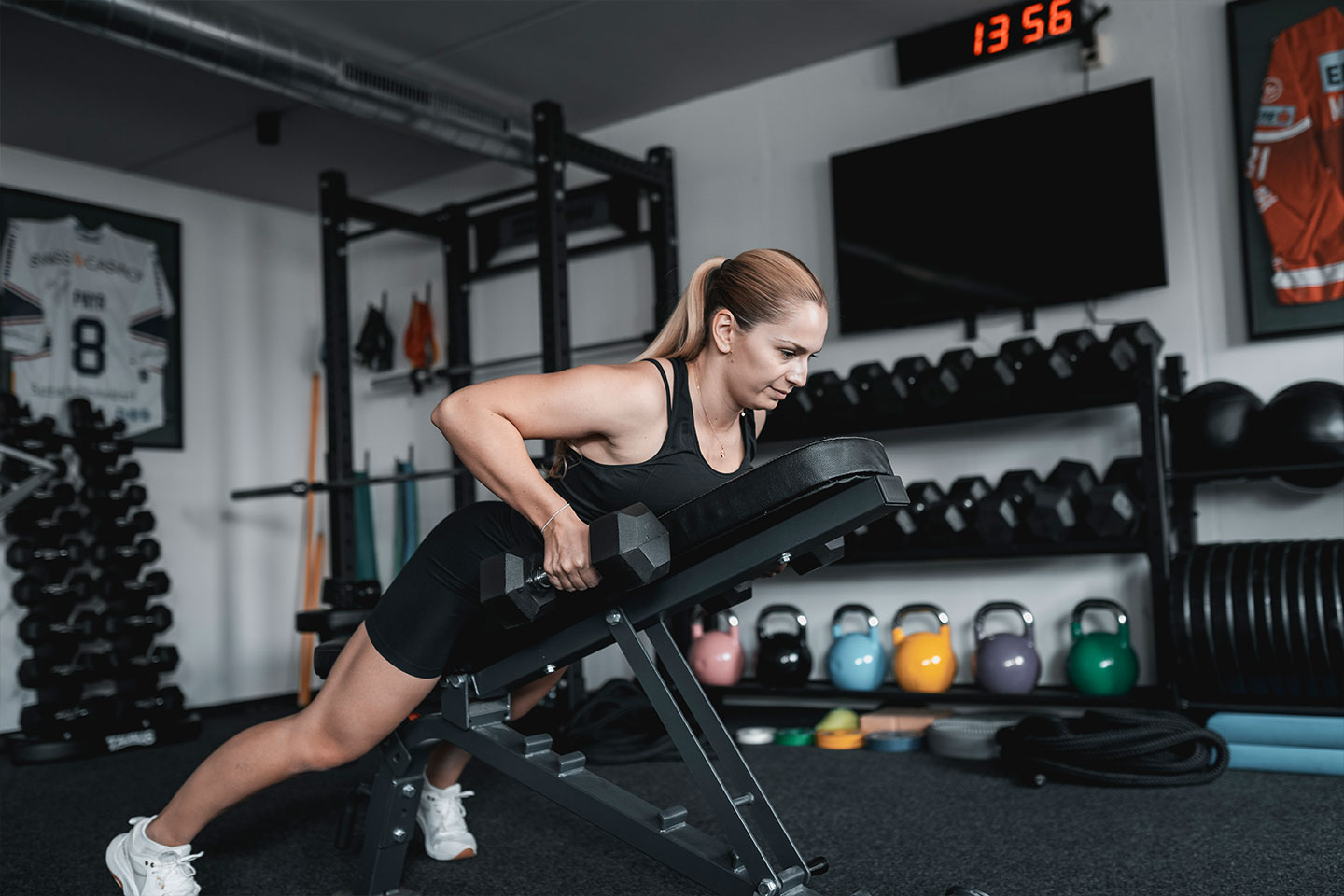 Kurzhantel Training mit Bank im Fitnessstudio in Sennwald