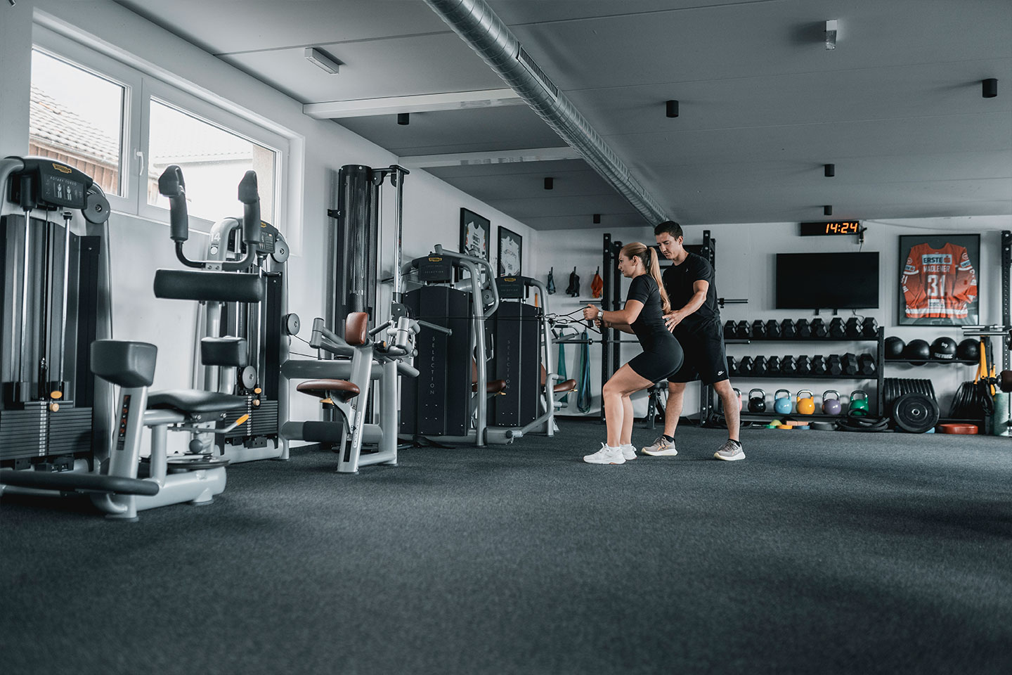 Physio unterstützt bei der Ausführung der Übung die trainierende Frau